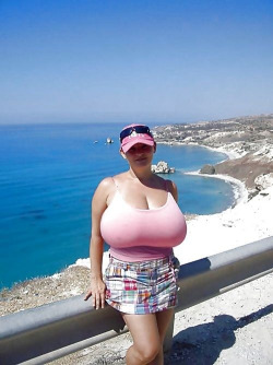 what a great view of them HUGE TITS the scenery aint bad eitherlove