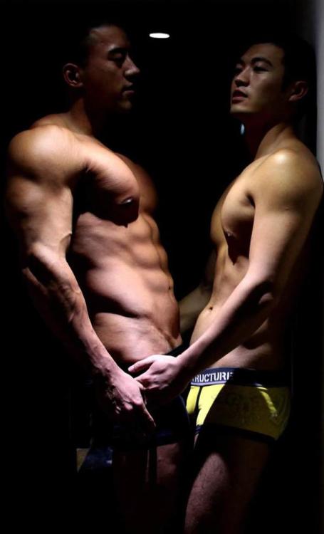 seoulmate89:  Openly gay bodybuilder Phil Shen (沈菲爾) and his boyfriend TianMaiQuan 