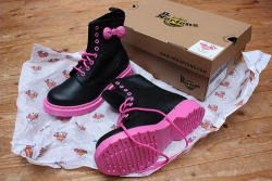 HELLO KITTY DOCS?!! WANT!!! MINE!!!