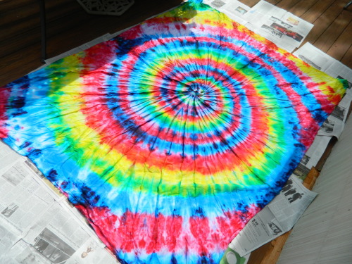 kimividya:I tie dyed my comforter :)