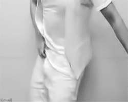 XXX babybakuu:  a gif/photoset of Eli’s crotch photo