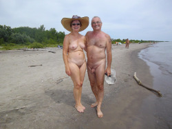 hammonrye:  nudist couple  Nice hat ma'am
