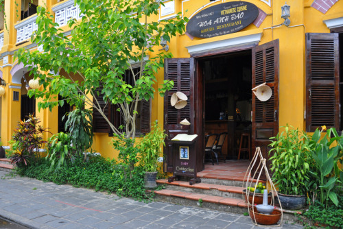 (via A Restaurant In Hoi An, a photo from Quang Nam, South Central Coast | TrekEarth) Hoi An, Vietna