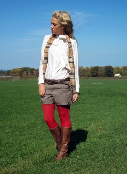 pantyhoseparty:  Red tights, brown boots, white shirt and grey shorts
