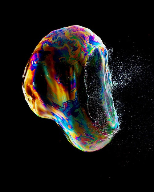 hellenorheim:  Switzerland-based photographer Fabian Oefner explores the art of bubble-bursting