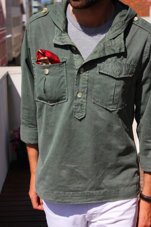 The Military Popover
It’s funny how fashion’s cyclic ways unexpectedly allow the revival of long unworn garments. This military popover is a perfect example: after purchasing it back in 2007 while living in Brazil, it slowly fell into oblivion as my...