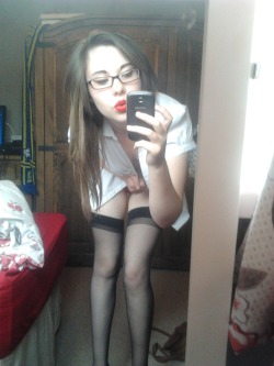 c4ptaincunt:  Soz right but like i’m getting ready and I love my legs lately x 