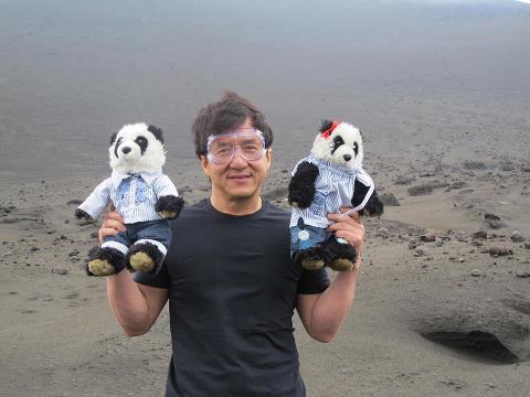 dank-hill:  pics from jackie chan’s facebook page 