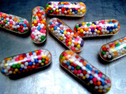unextremista:  Pastillas de colores, pastillas para reír, llorar, sentir, imaginar, soñar… 