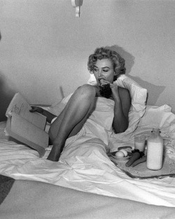 womenreading: Marilyn Monroe