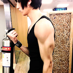 babybakuu:  Kiseop’s body appreciation