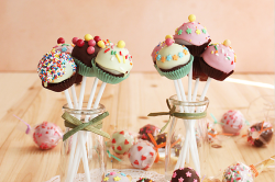 I feel like I fail at being a baker because I cant make cake pops look super adorable like these ._. 