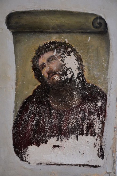 rosu:  freyahere:  theoddmentemporium:  A well-meaning octogenarian has stunned art experts after taking it upon herself to restore a treasured century-old fresco - with distinctly amateurish results. Elias Garcia Martinez’s depiction of Jesus has