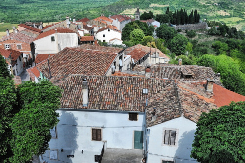 (via Motovun, a photo from Istarska, Coast | TrekEarth)Motovun, Croatia