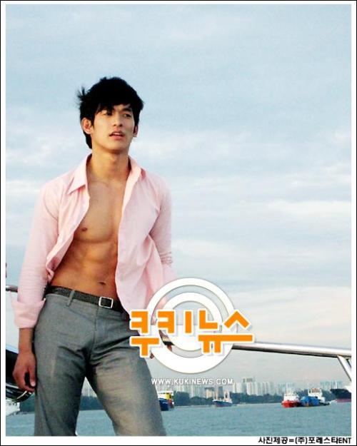 This is Jeong Seok Won, a Korean actor who is currently starring in the Kdrama, Haeundae Lovers. He 