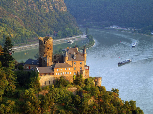 Burg Katz above St. Goarshausen and the Rhine River, Germany (by huyloccs).