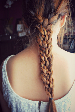 itsarollercoasterridewereon:  i need to learn how to do this to my hair 