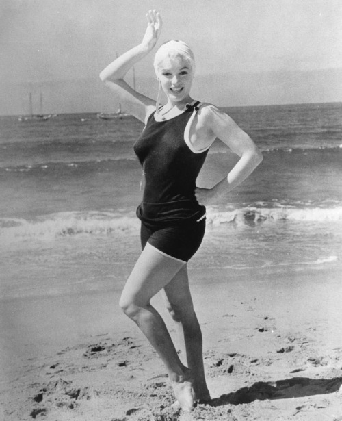 suicideblonde:  Marilyn Monroe filming Some Like It Hot in 1959 