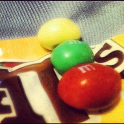 chikenespa35:  #m&amp;m #candy #rasta #red #green #yellow #perfect #taste #in #the #night (Tomada con Instagram) 