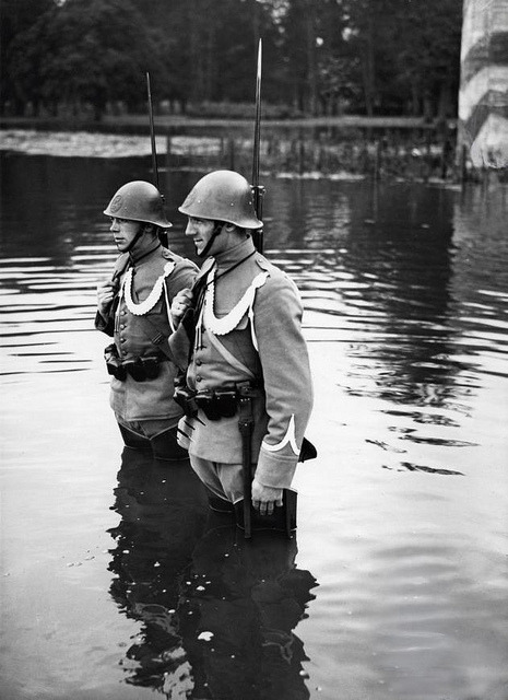 collective-history:Mobilization in the Netherlands (Second World War). Dutch soldiers standing on gu