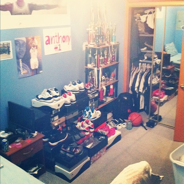 chicagooooo:  Some of my hobbies…. #basketball #sneakers #kream #kreamteam #knitting