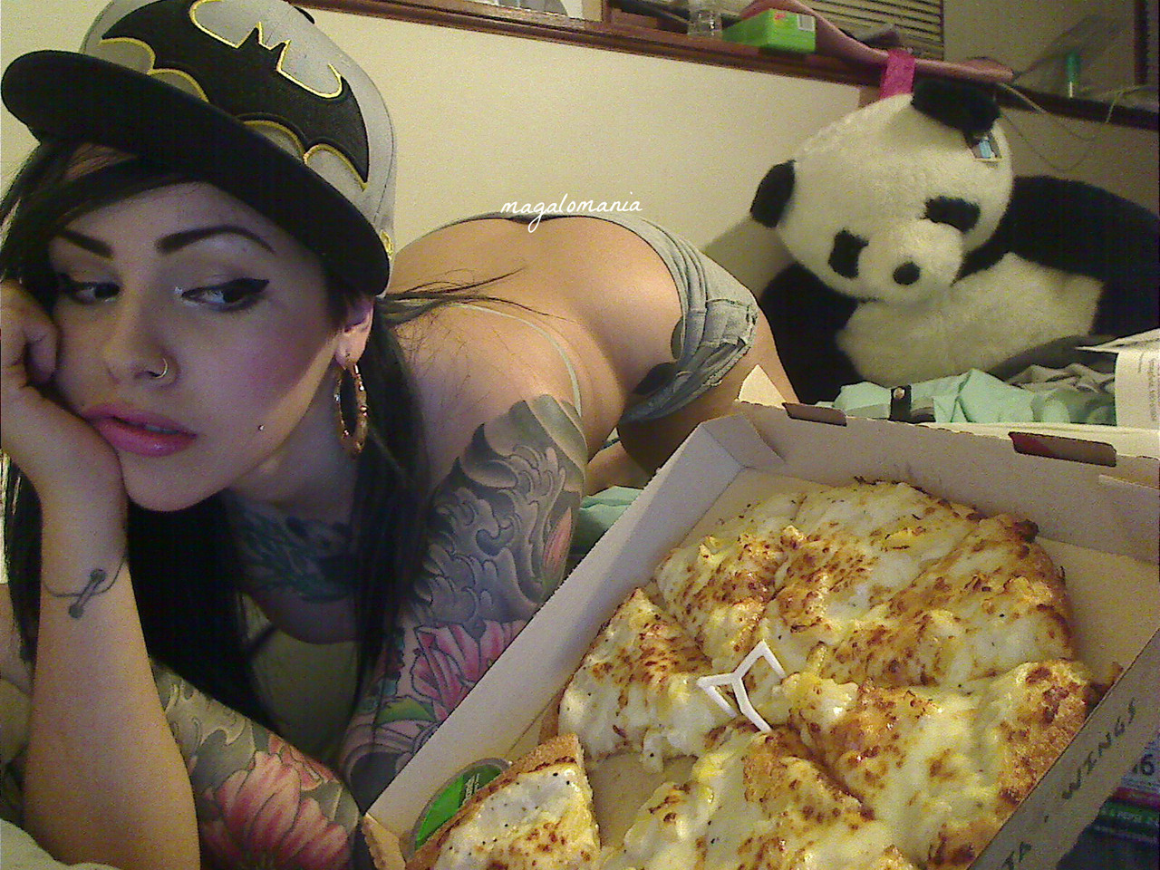 magalomania:  I used to pose with pizzas.  Then I got a boyfriend. 