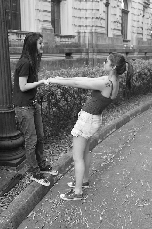 beautifulgirlgay-deactivated201:  Imagine nós duas andando pelos cantos da cidade, andando feito loucas se agarrando e não ligando pra nada, fazendo loucuras e se esquecendo completamente da onde estávamos, arrumando briga, pulando, gritando, bebendo,
