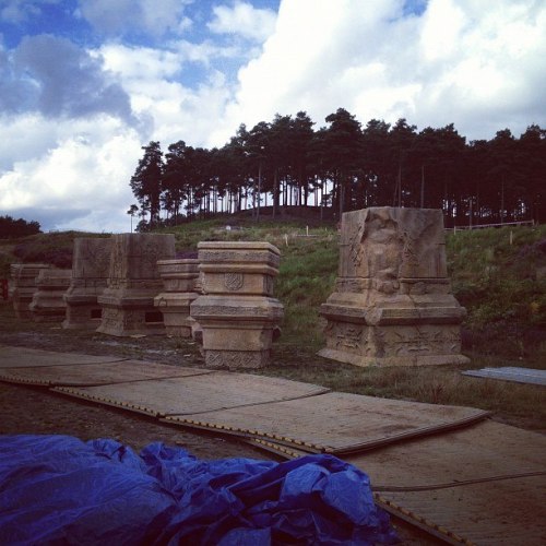 decaffeinate-o: villainyforbeginners: the-loki-army: owls-blog: First photos from the film set of TH