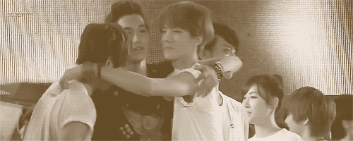histoweewee:   maknaes and hyung precious moment ;~;  How did Baekhyun manage to feel it too.  