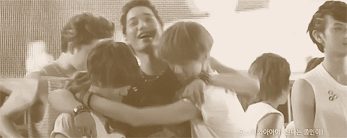 histoweewee:   maknaes and hyung precious moment ;~;  How did Baekhyun manage to feel it too.  