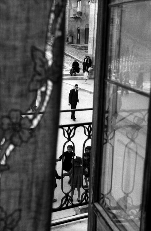 luzfosca:  Sergio Larraín Villalba, Sicily, Italy, 1959 From Magnum Photos Thanks to m3zzaluna 