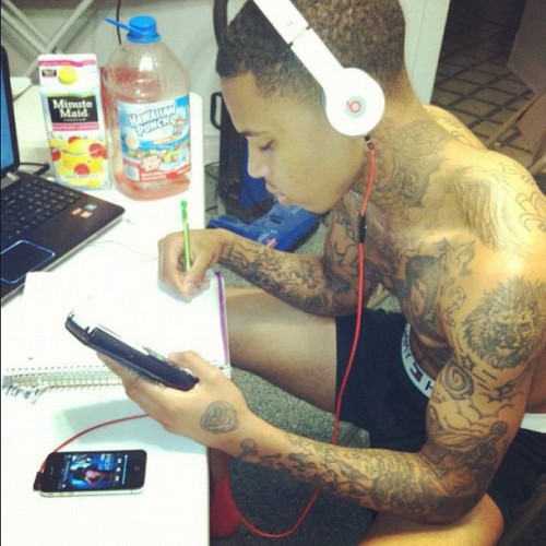 juseatthedamncake:  blackloveofhearts:  http://blackloveofhearts.tumblr.com/  www.JusEatTheDamnCake.tumblr.com 