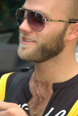 anonomouslygay:  Want to feel this bro’s chest….badly…..