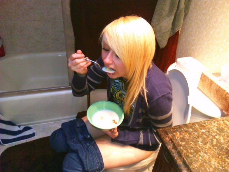 eating while siting on the toilet