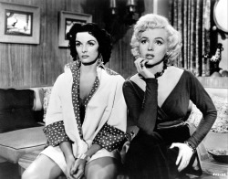 fuckyeahclassyladies:  Jane Russell and Marilyn