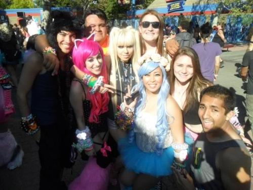 I look dumb again cause the sun but I met Kerli & gave her a kandi. ♥♥♥
