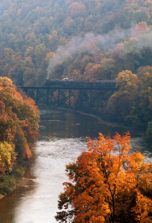 girlyme:Reading Company (RDG) 4-8-4 steam locomotive 2102 on Mahoning Creek Bridge on the Pittsburg 