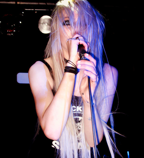 lesbianslovesatan:  heroine-orchids:  soft grunge/models   have sex with satan 