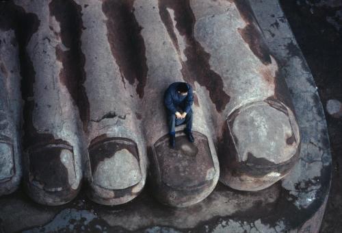 fotojournalismus:The foot of the Leshan Giant Buddha, Sichuan, China, 1980.Photo by Bruno Barbey