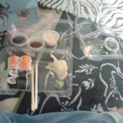 Hmmm sushi maki. tuna tataki, hosomaki special, salad, and miso soup. Hmmm the best (Taken with Inst