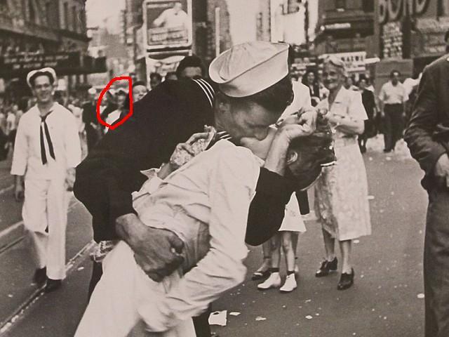 Times square kiss color