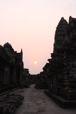 jamieyoungco:  sunset, Angkor Wat 