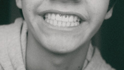 hueonanormal:  quedate-a-h-i:  macrofobia:  sin frenillos   smile = RODRIGO FELIZ  TE SACASTE LOS FRENILLOS D:  laencontre. 