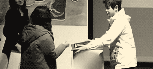 mandersyoo:  princessbrigicy91:  I wanna be this fan *-*  awww 
