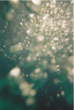 bruised-knees:  underwater bubble magic 