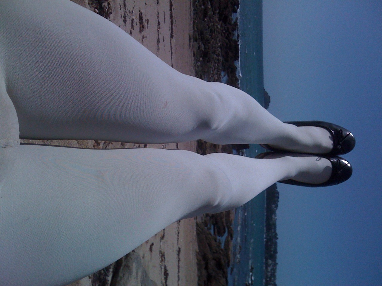 collantlycra:  White opaque pantyhose and black ballerinas on the beach ! 