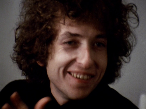oldmcjagger:  peoplecarryroses:  plEASE GET IN MY BED  j 