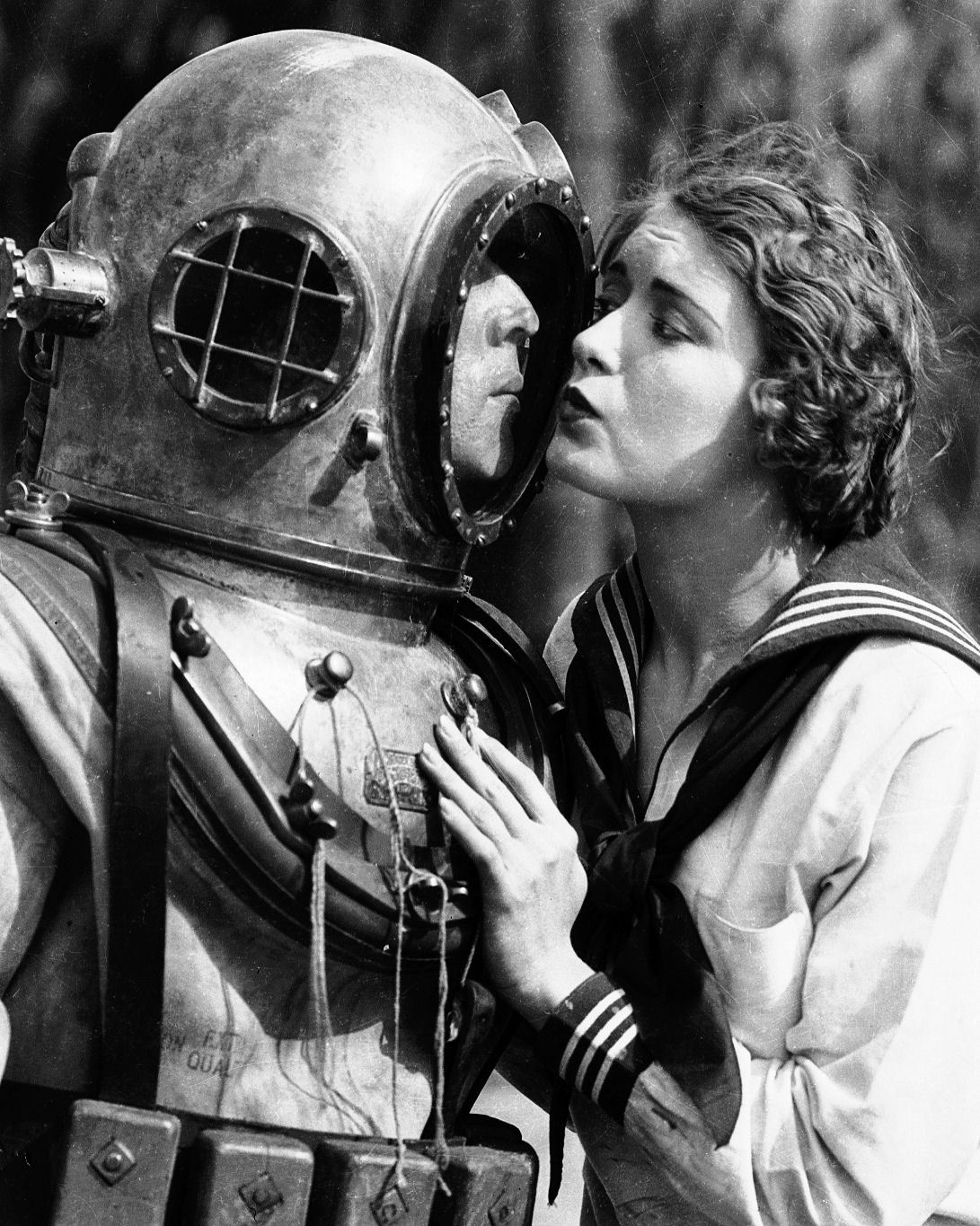 bobertsbobgomery:  Buster Keaton and Kathryn McGuire in The Navigator, 1924 