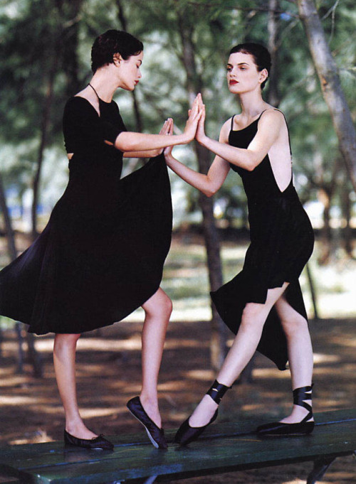 bienenkiste:“Shall we dance?” Guinevere van Seenus and Carolyn Murphy by Bruce Webe
