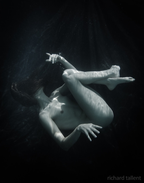 richardtallent:  Brooke Lynne, underwater…  yeeeaaah.  underwater awesomeness.